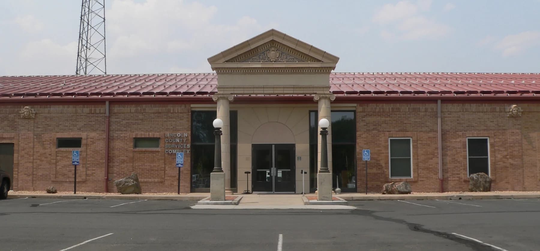 Main entrance of the Lincoln County courthouse in Hugo, Colorado